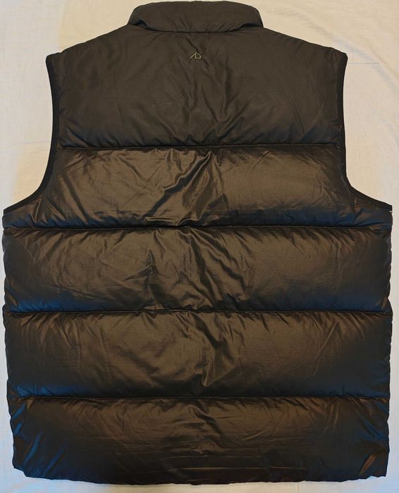 Vând vesta Nike unisex, neagra, mărimea L. Ușoară și calduroasa.