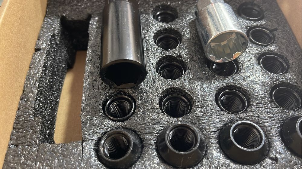 Set 4 antifurt piulite negre +16 piulite negre filet 12x1.5/12x1.25