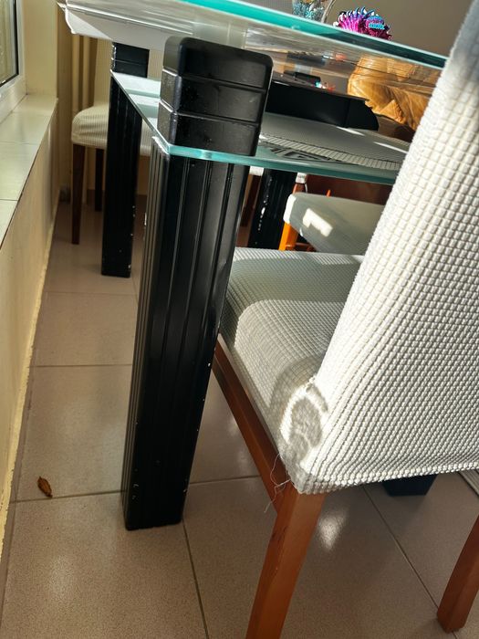 Стъклена трапезна маса