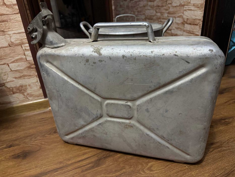 Продам алюминиевою кастрюлю и канистру