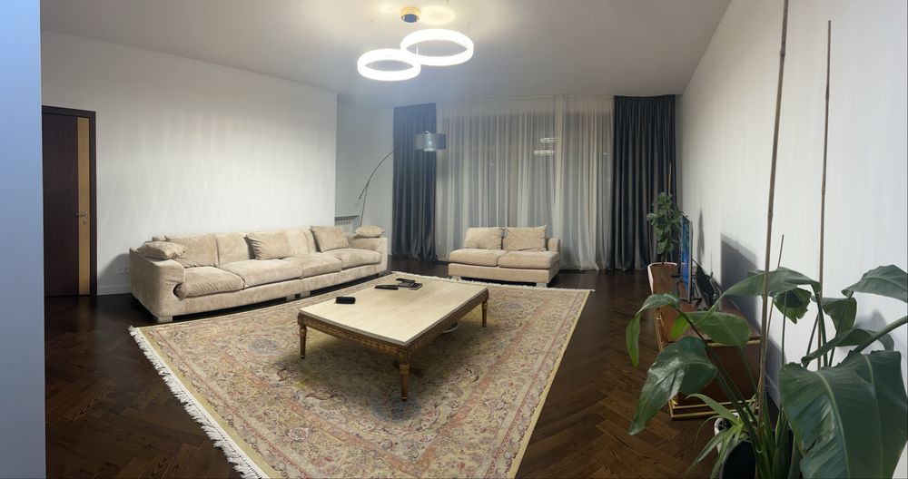 большой бежевый модульный диван,