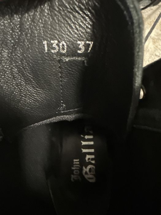 Ghete John Galliano, 37