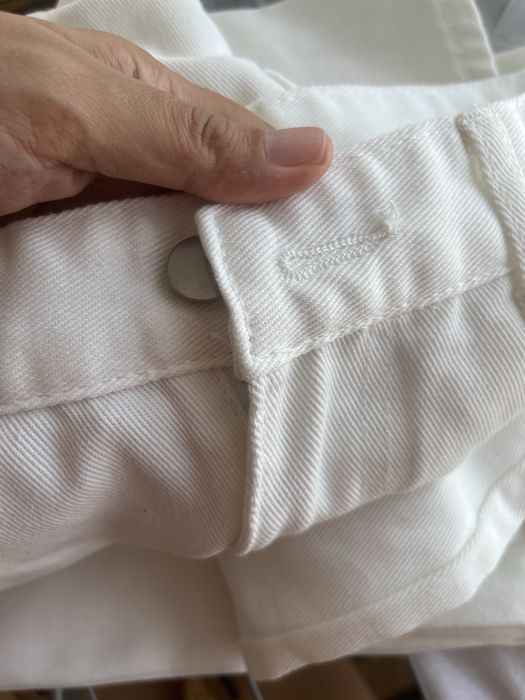 Новые белые джинсы