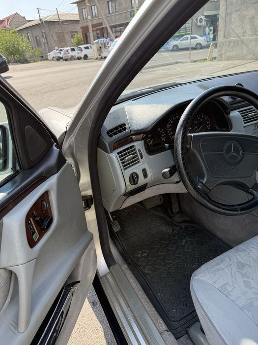 W 210  Mercedes-benz