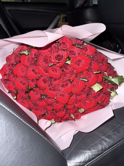 Красные 101 роза, свежие сегодня подарили. Аккуратный, небольшой букет