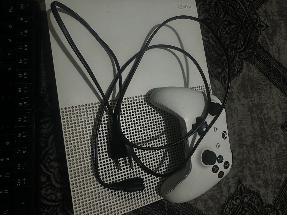 Xbox one s  1TB запазен