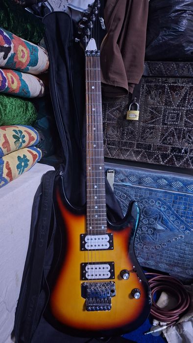 Solo elektro Gitara olgan odam baraka topadi.