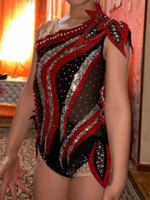 Купальник для художественной гимнастике. В отличном состоянии. 8-10 л