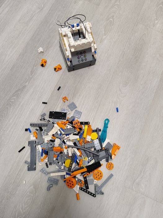 Robot CaDa Lego programabil PiccasBot desenează pe suprafețe