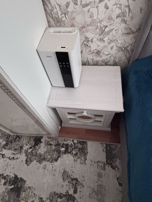 Продам шкафчик с зеркалой и с двумя тумбочками