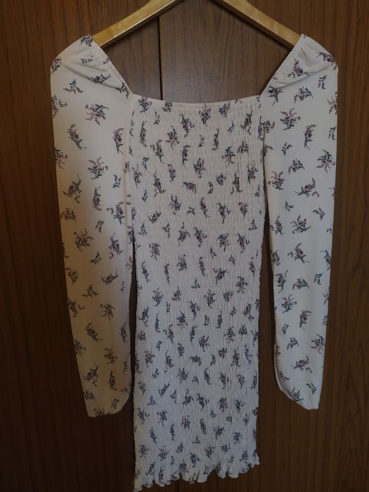 Елегантна нежна рокля в топъл цвят.