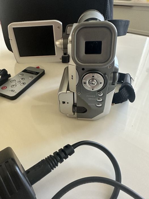 Поодам видеокамеру б/у