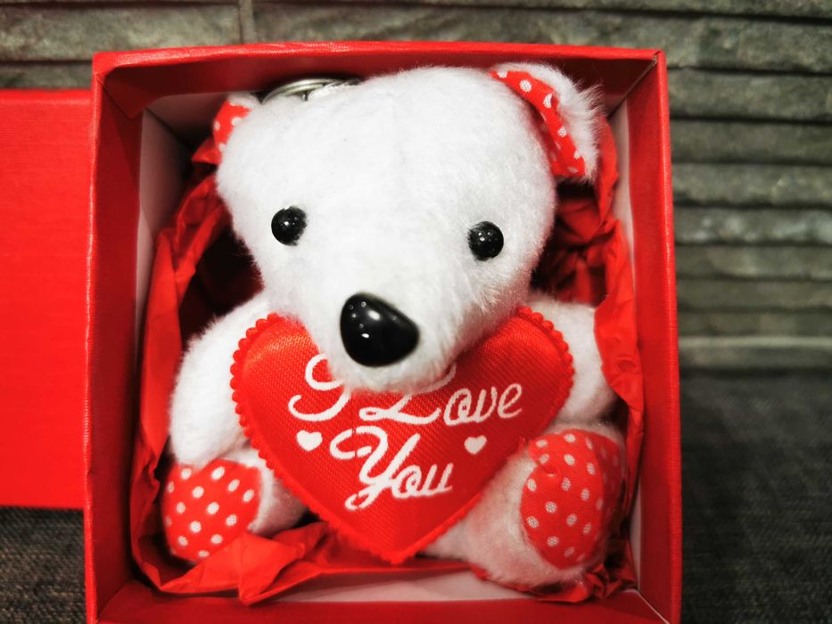 Плюшено мече в червена кутия