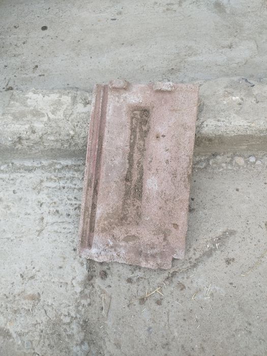 Vand 130 mp de țiglă de beton