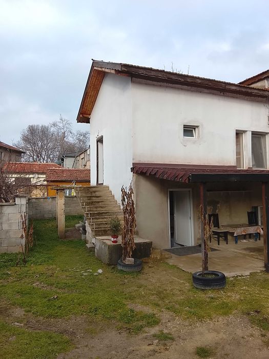 Къща във гр.Провадия идеален център,всичко