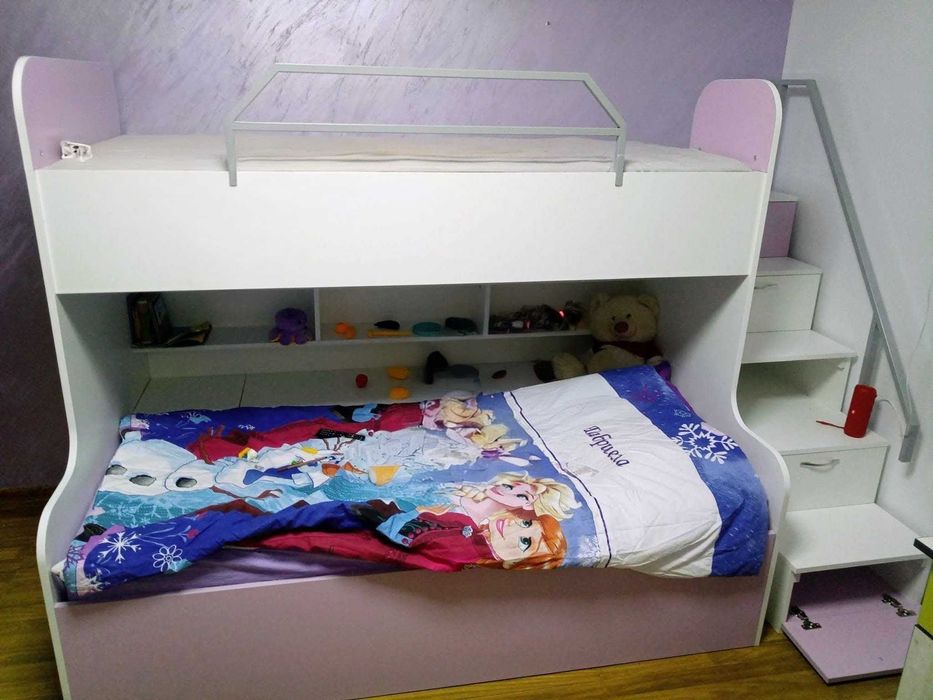 Двуетажно легло с външни стълби