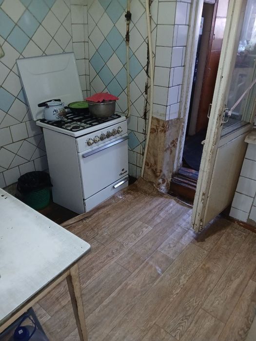 Кухонный гарнитур б/у, шкаф, пенал, стол, стулья