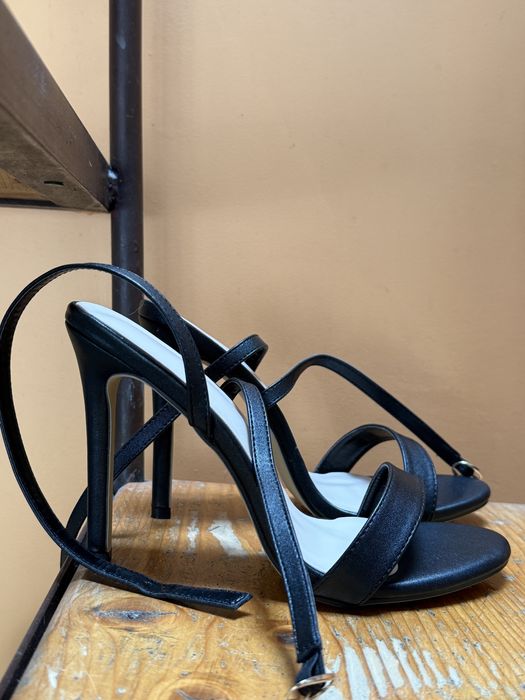 Елегантни черни обувки с висок тънък ток, отворени сандали с каишка