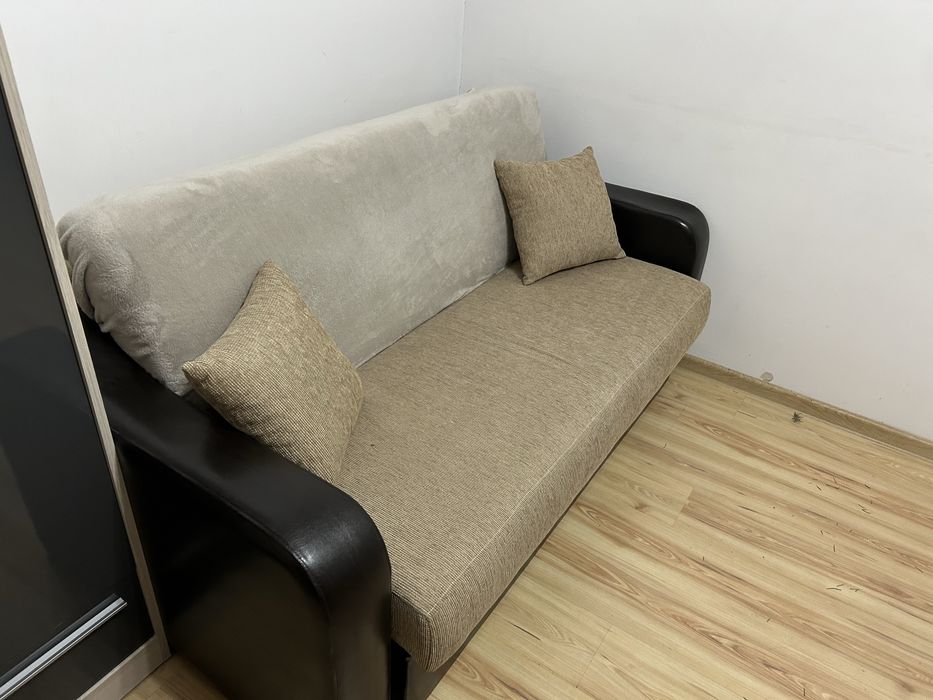 Canapea extensibila cu manere de piele