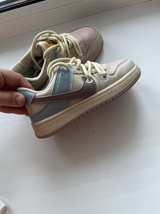 Почти новые кроссовки на девочку