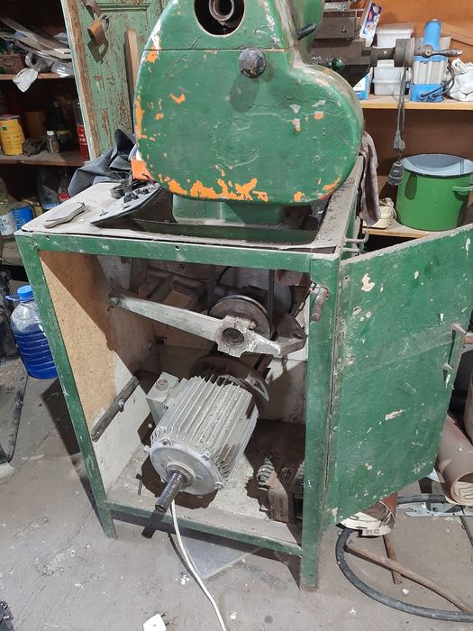 Vând strung la  4000 lei și crăpător de lemne la 2500 lei