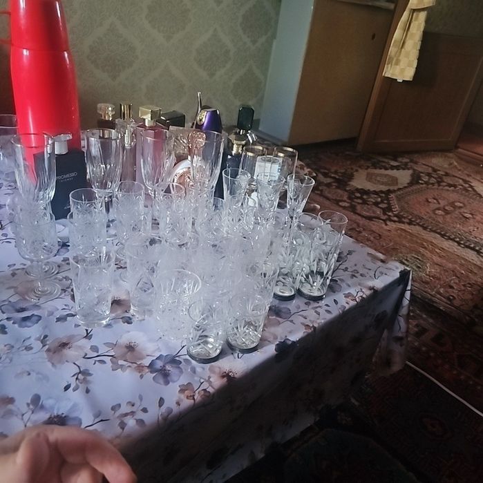 Xrustall idishlar to'plami sotiladi