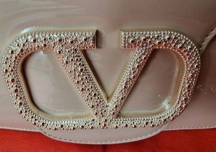 Geanta Valentino Garavani nude,logo metalic, saculet