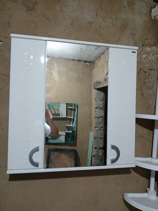 Продам б/у раковину с тумбой и зеркалом