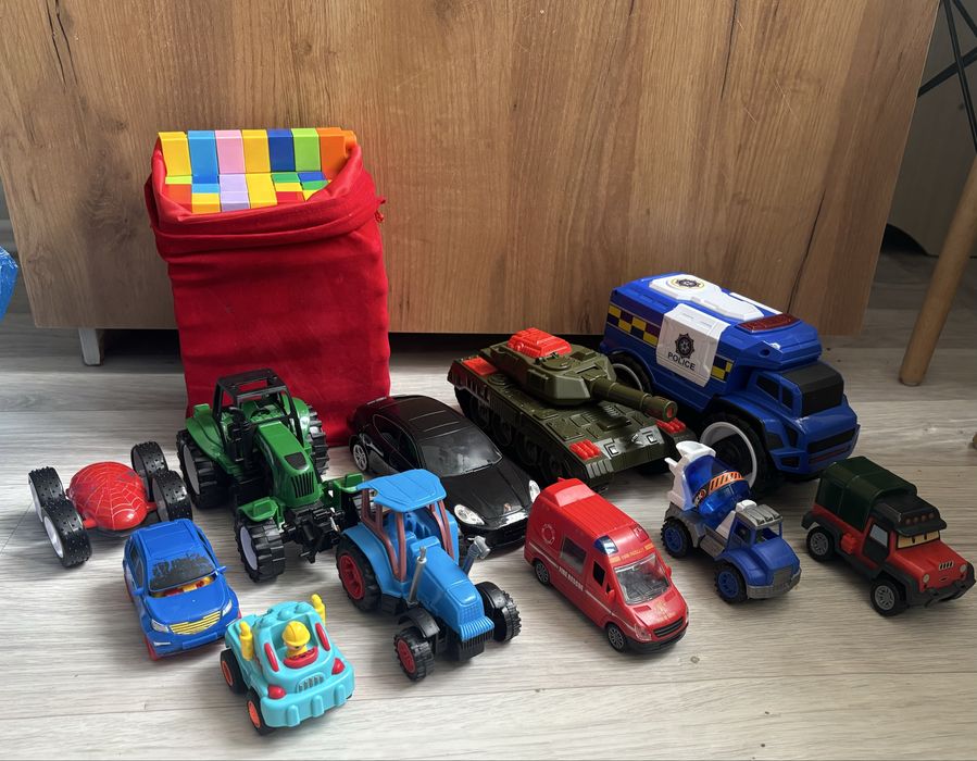 Машинки разные.