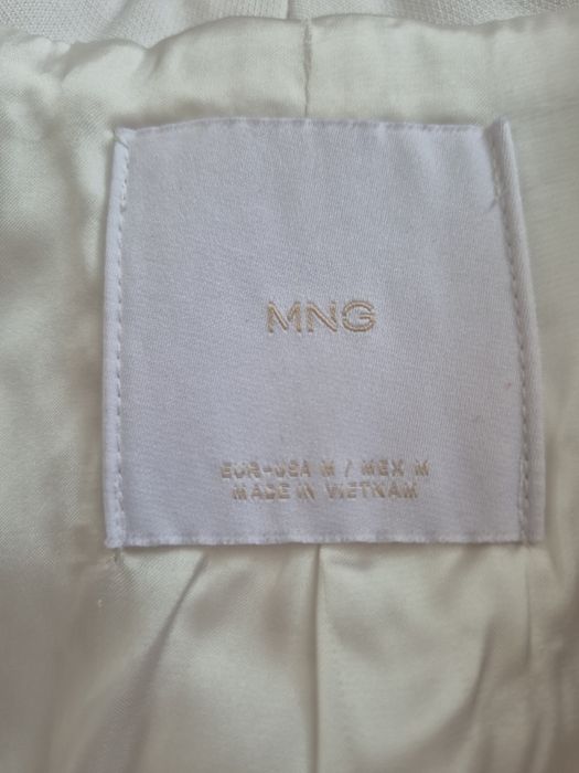 Дамско бяло сако