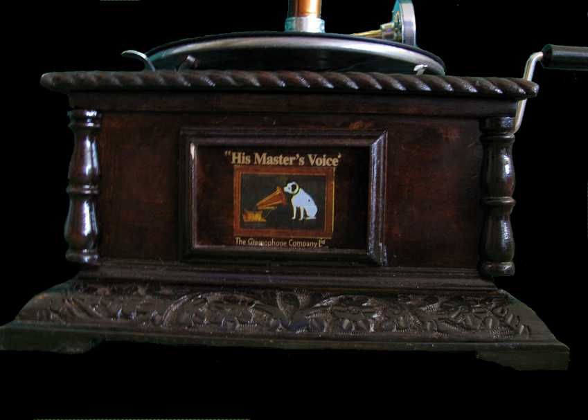 Грамофон  с фуния- началото на 20 в- реплика