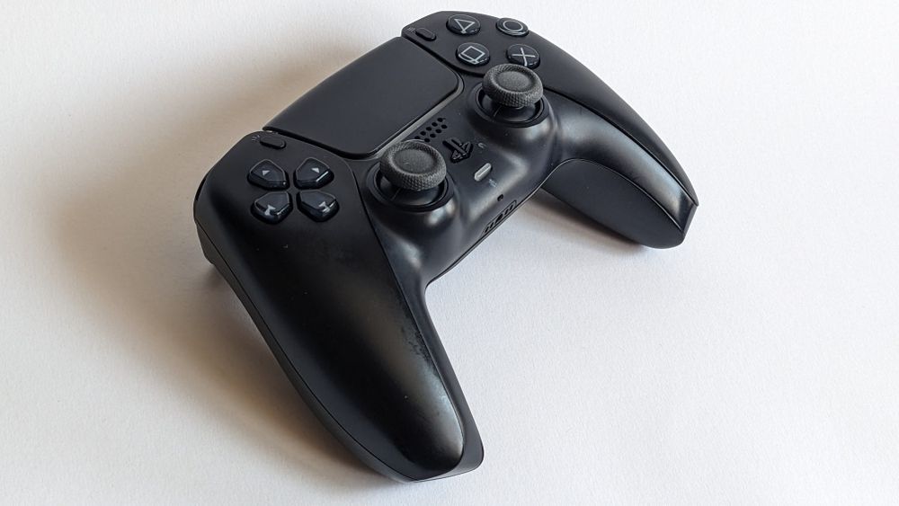 Продавам контролер DualSense за PS5 с TMR стикове.