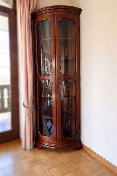 Vitrină de colț din lemn masiv cu sticlă curbată – stil Louis-Philippe