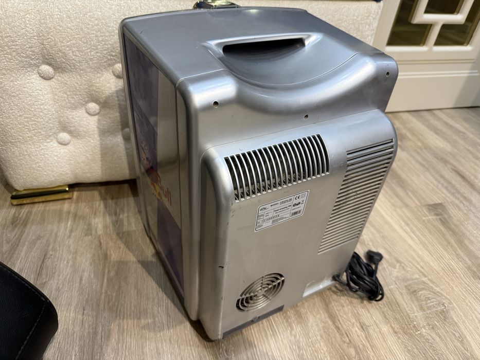 * мини холодильник RED BULL не большой очень удобный