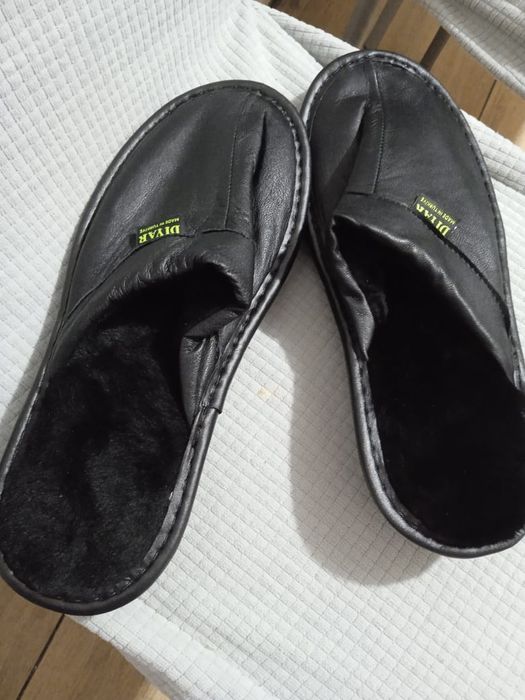 Обувь и шлепанцы кожанные