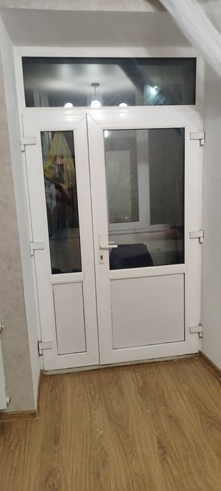 Продам пластиковую дверь. И окно