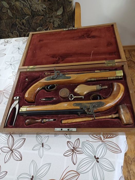 Чифт капсулни пистолети