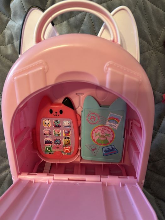 Vindem jucarii Gabby Doolhouse -set tava de service cu briose si ceai, set de 5 figurine si rucsac cu pasaport si telefon incluse in stare excelenta