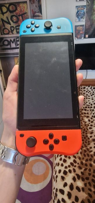 Vând Nintendo Switch V2