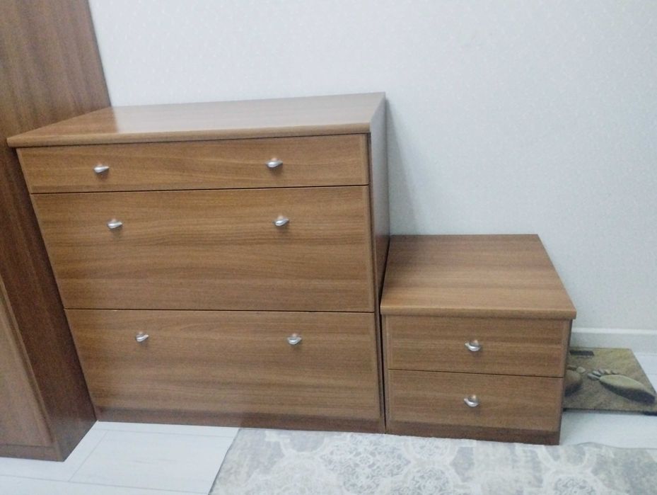 Шкаф с комодом и 2 тумбочки.