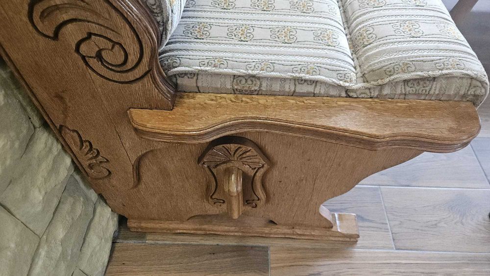 Coltar din lemn masiv sculptat, import Germania, cu masa si 2 scaune, impecabil