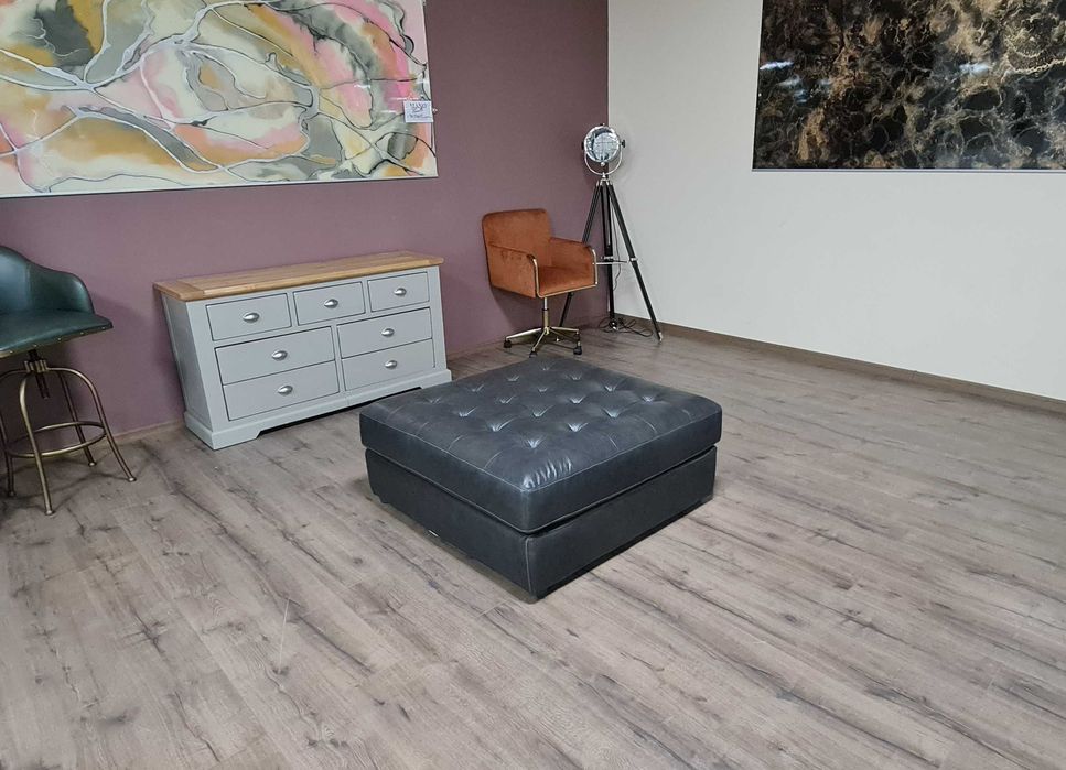 Голяма дизайнерска сива кожена табуретка