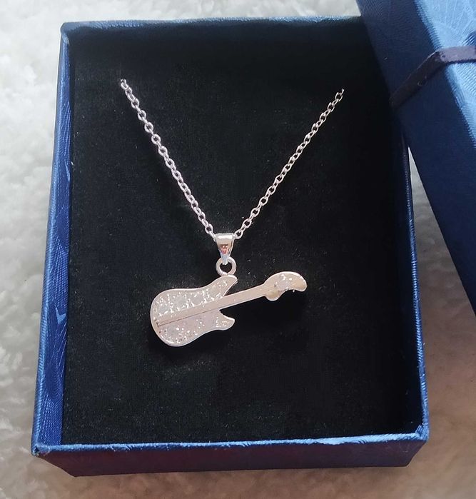 Ново, сребърно колие/ ланец с висулка.12 различни модели. В кутия.