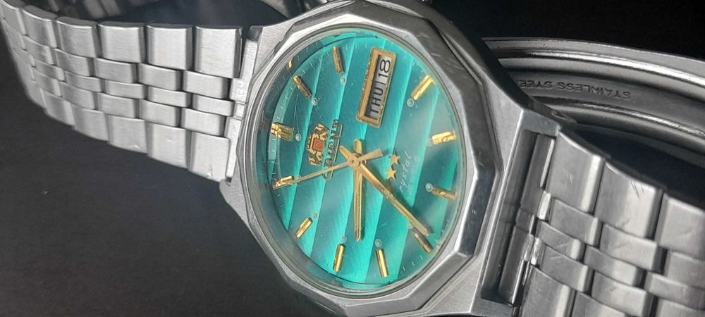 Model deosebit, inel in jurul cristalului fațetat in 12 laturi