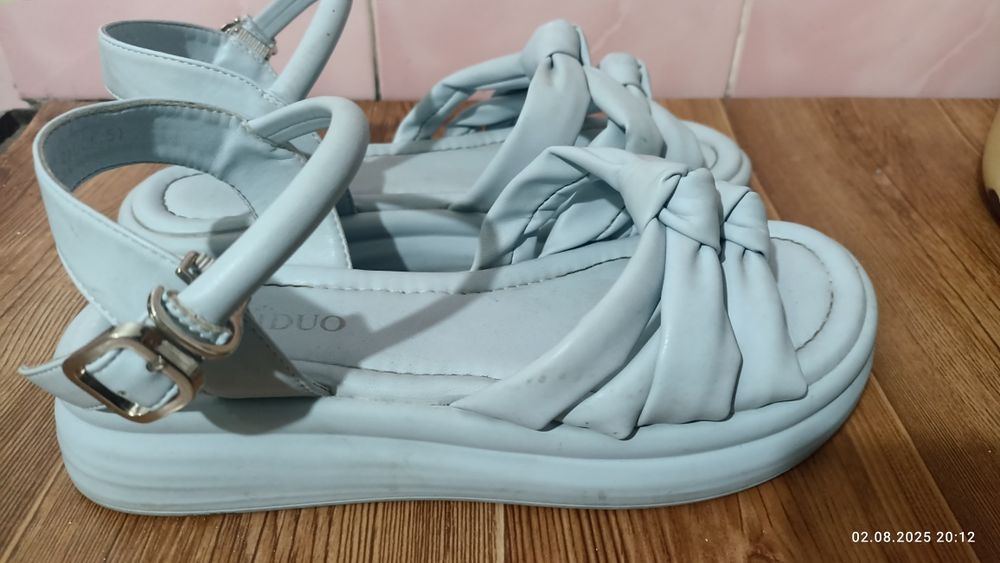 Продам кожаные босоножки 37 р