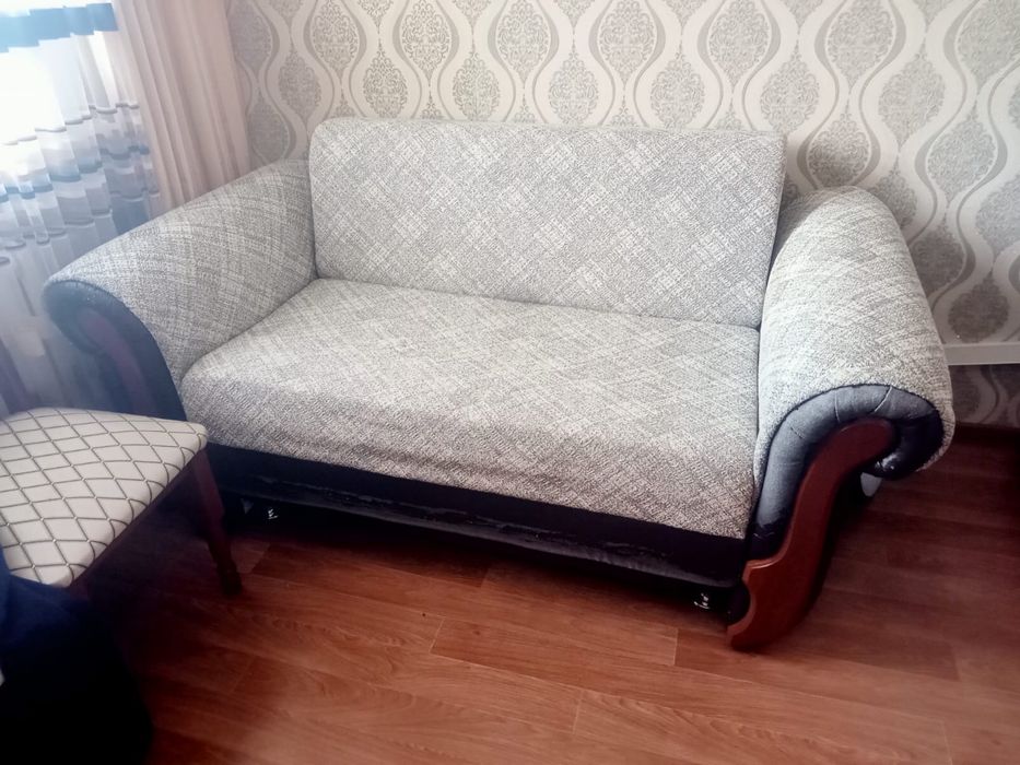 Продается диван за 20.000 тенге.