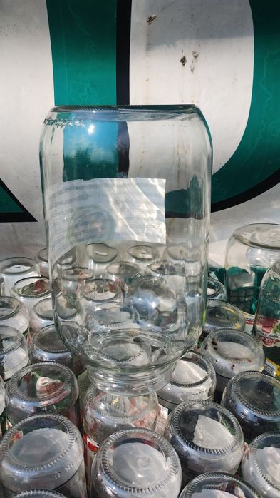 Borcane de 4.300 litri și sticle de suc de roșii