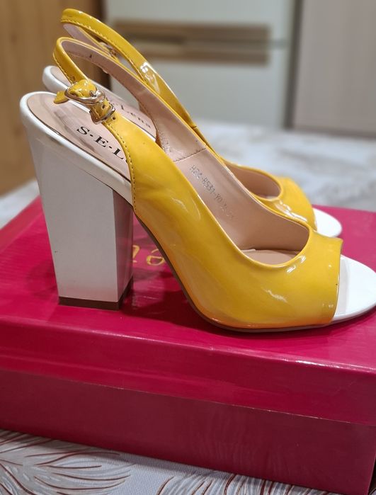 Босоножки.  Очень красивые. Размер 35-36.