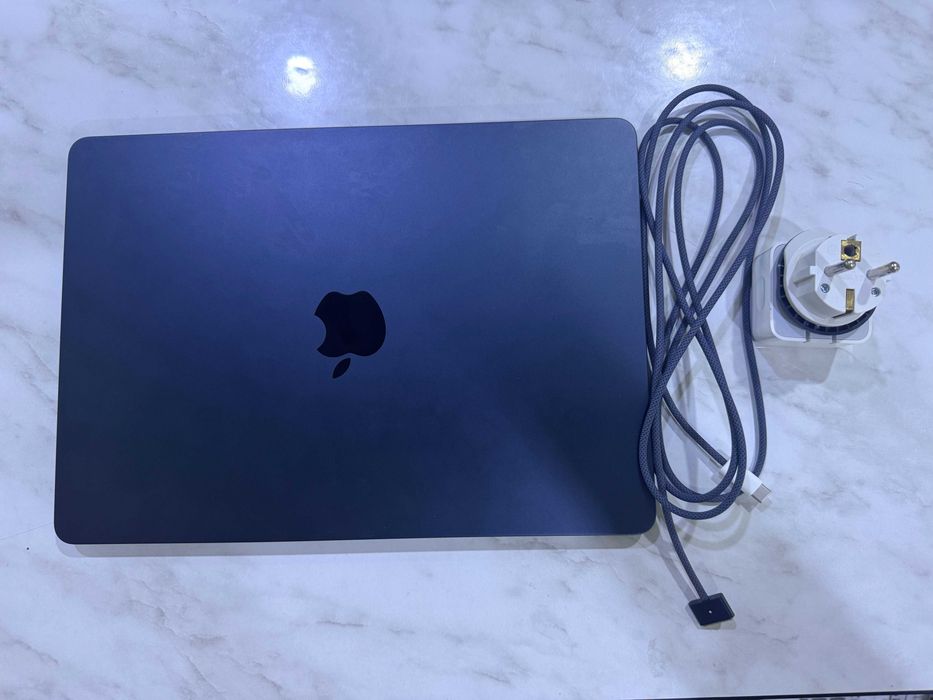 Mac Air M3 13,6-inch 512GB (battery - 100%, cycle count - 25)