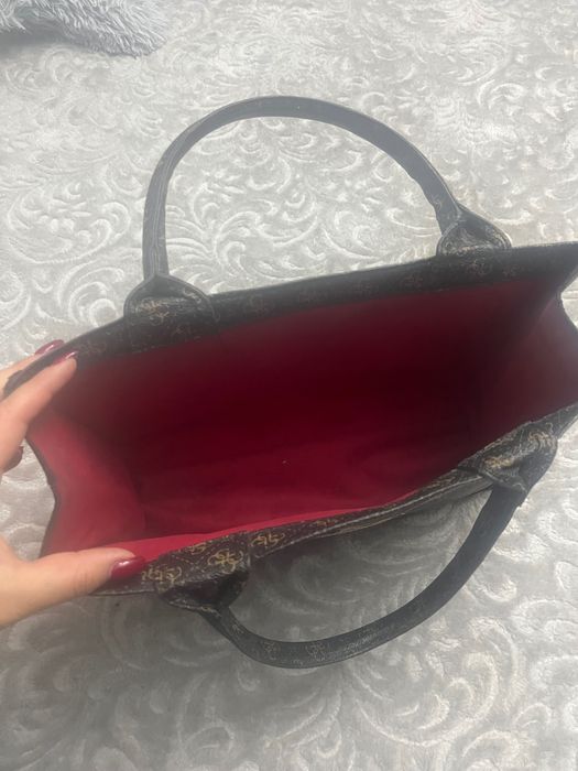 Страхотна дамска чанта на марката guess